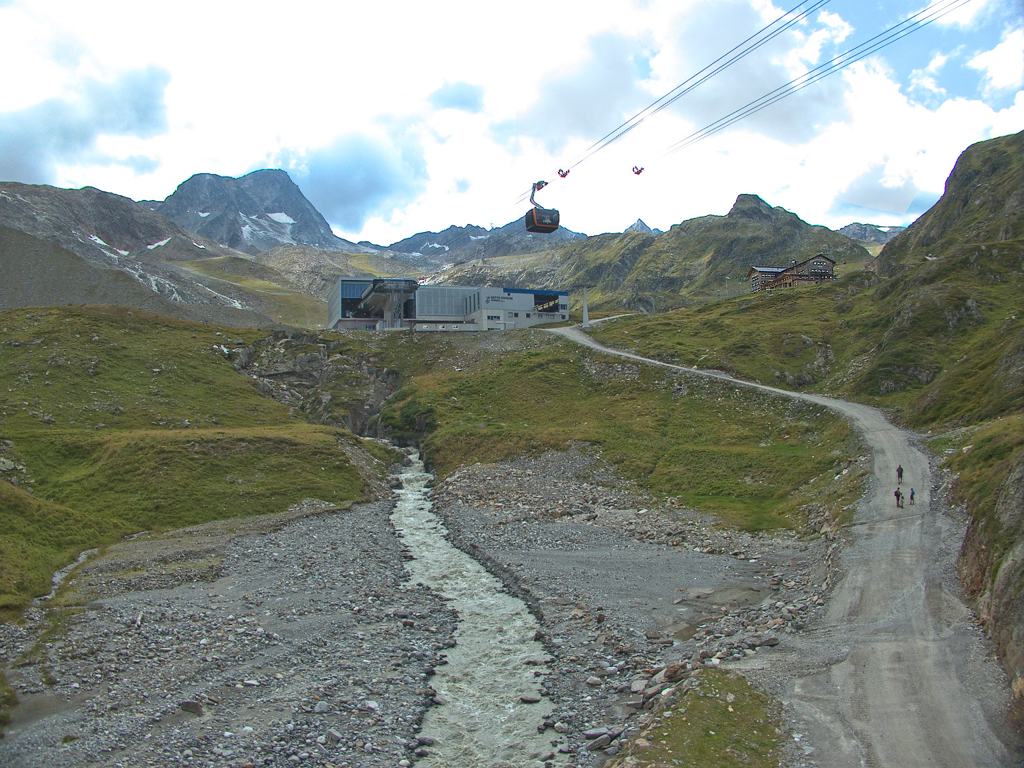 Seilbahn und Mittelstation am Stubaier Gletscher