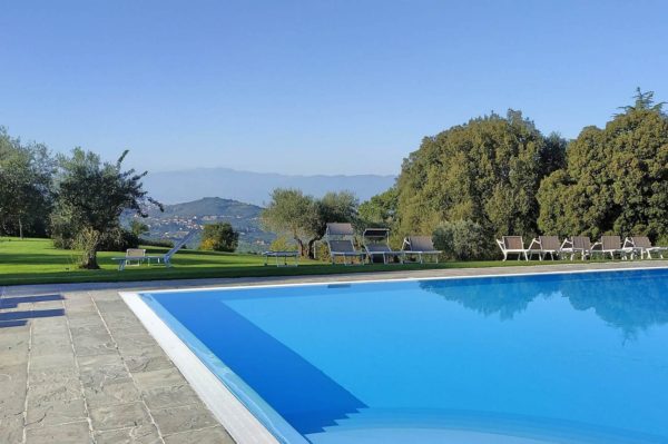 Der Pool des Hotels Paggeria Medicea mit fantastischem Ausblick nach Prato