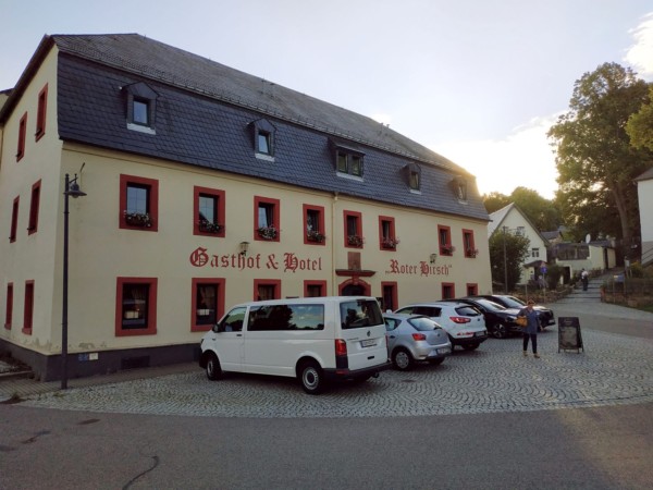 Gasthof & Hotel "Roter Hirsch" mit unserer Familienkutsche davor